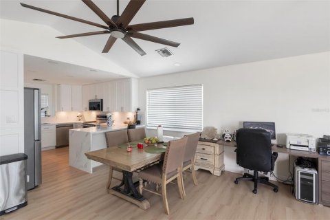 House in Big Pine Key, Florida 3 bedrooms, 171.87 sq.m. № 1631333 - photo 13