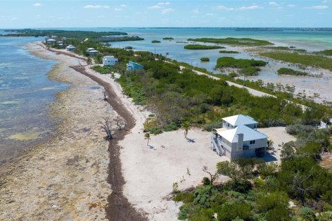 House in Big Pine Key, Florida 3 bedrooms, 171.87 sq.m. № 1631333 - photo 3