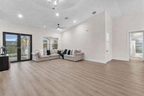 Купить виллу или дом в Локсахатчи-Гроувс, Флорида 4 спальни, 190.17м2, № 1991959 - фото 15