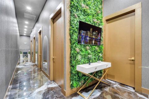 Propiedad comercial en venta en Miami, Florida № 1970764 - foto 3