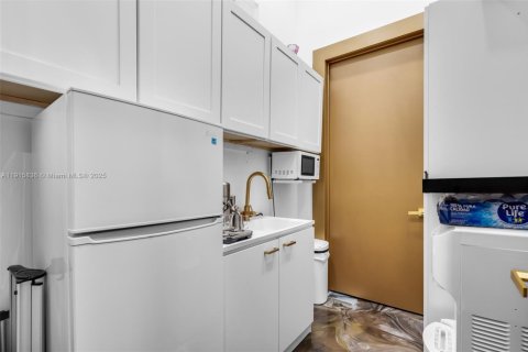 Propiedad comercial en venta en Miami, Florida № 1970764 - foto 9