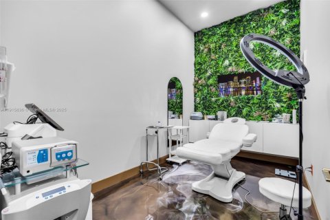 Propiedad comercial en venta en Miami, Florida № 1970764 - foto 6