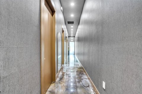 Propiedad comercial en venta en Miami, Florida № 1970764 - foto 2