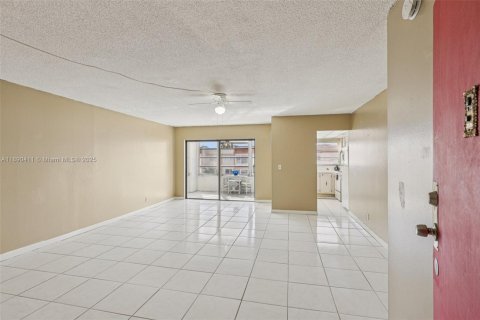 Condominio en venta en Lauderhill, Florida, 1 dormitorio, 70.14 m2 № 2021010 - foto 6