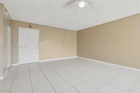 Condominio en venta en Lauderhill, Florida, 1 dormitorio, 70.14 m2 № 2021010 - foto 10
