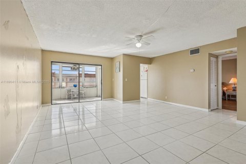 Condominio en venta en Lauderhill, Florida, 1 dormitorio, 70.14 m2 № 2021010 - foto 8