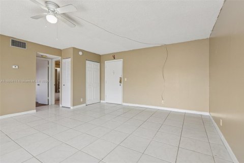 Condominio en venta en Lauderhill, Florida, 1 dormitorio, 70.14 m2 № 2021010 - foto 9