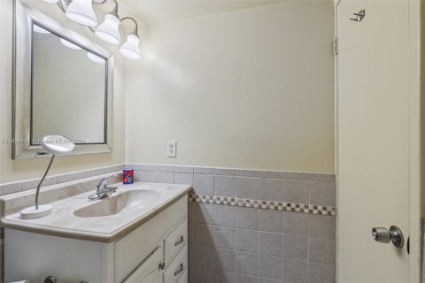 Condominio en venta en Lauderhill, Florida, 1 dormitorio, 70.14 m2 № 2021010 - foto 23