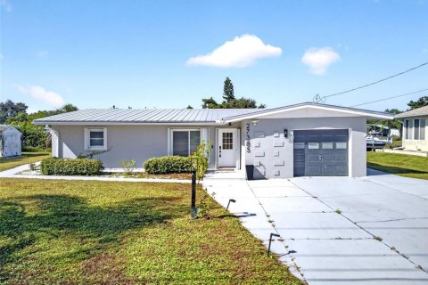 House in Punta Gorda, Florida 3 bedrooms, 142.05 sq.m. № 2197140 - photo 2