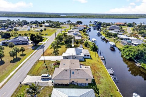 House in Punta Gorda, Florida 3 bedrooms, 142.05 sq.m. № 2197140 - photo 3