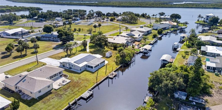 House in Punta Gorda, Florida 3 bedrooms, 142.05 sq.m. № 2197140