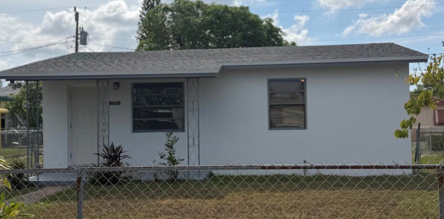 House in Fort Lauderdale, Florida 2 bedrooms, 66.89 sq.m. № 2086989