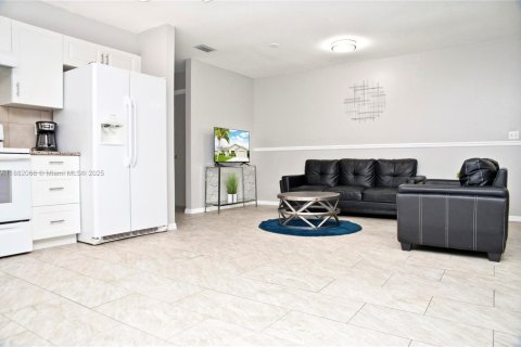 Снять в аренду виллу или дом в Порт-Сент-Луси, Флорида 4 спальни, 146.97м2, № 2020560 - фото 2