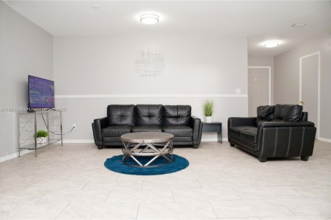 Снять в аренду виллу или дом в Порт-Сент-Луси, Флорида 4 спальни, 146.97м2, № 2020560 - фото 8