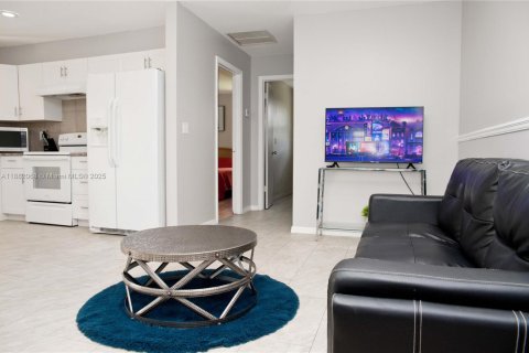 Снять в аренду виллу или дом в Порт-Сент-Луси, Флорида 4 спальни, 146.97м2, № 2020560 - фото 9