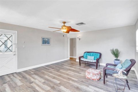 House in Edgewater, Florida 3 bedrooms, 181.44 sq.m. № 2424268 - photo 6