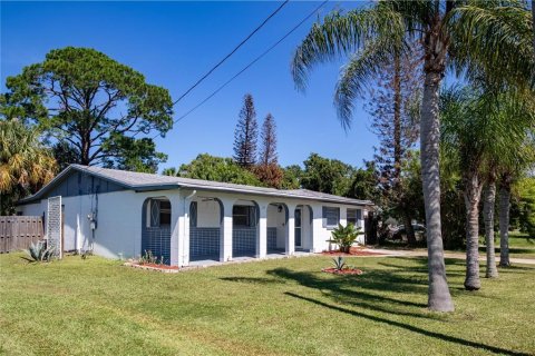 House in Edgewater, Florida 3 bedrooms, 181.44 sq.m. № 2424268 - photo 2