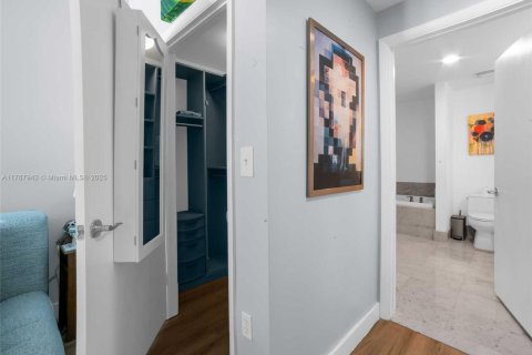 Снять в аренду кондоминиум в Майами, Флорида 2 спальни, 96.99м2, № 1958853 - фото 17
