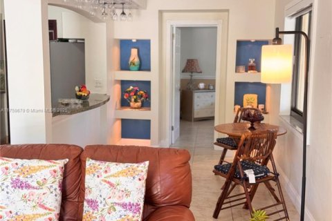 House in Opa-locka, Florida 3 bedrooms, 103.31 sq.m. № 1715573 - photo 5