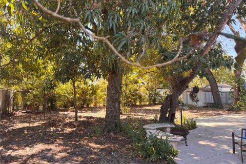 House in Opa-locka, Florida 3 bedrooms, 103.31 sq.m. № 1715573 - photo 23