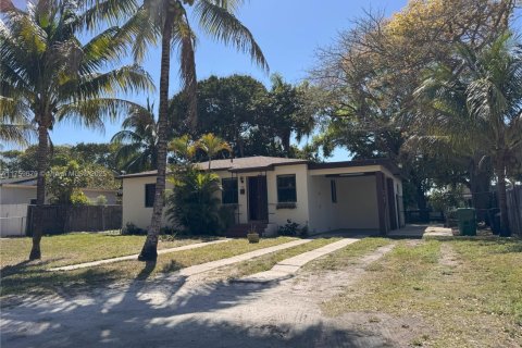 House in Opa-locka, Florida 3 bedrooms, 103.31 sq.m. № 1715573 - photo 1