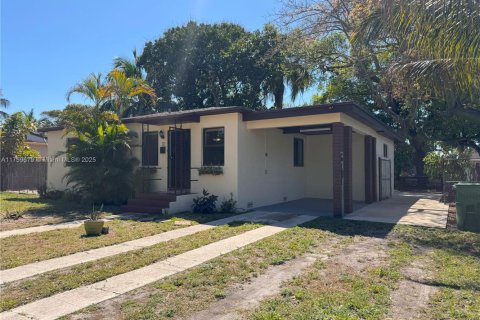 House in Opa-locka, Florida 3 bedrooms, 103.31 sq.m. № 1715573 - photo 2