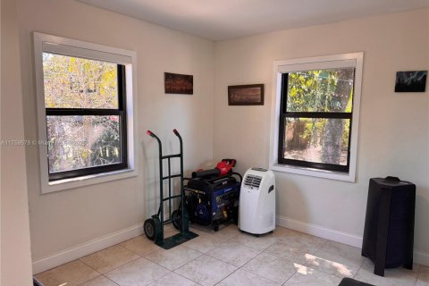 House in Opa-locka, Florida 3 bedrooms, 103.31 sq.m. № 1715573 - photo 13
