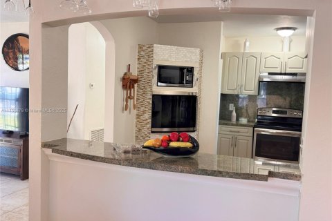 House in Opa-locka, Florida 3 bedrooms, 103.31 sq.m. № 1715573 - photo 11