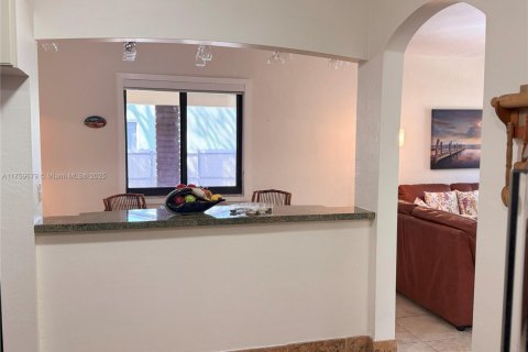 House in Opa-locka, Florida 3 bedrooms, 103.31 sq.m. № 1715573 - photo 9