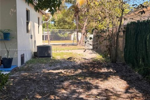 House in Opa-locka, Florida 3 bedrooms, 103.31 sq.m. № 1715573 - photo 24