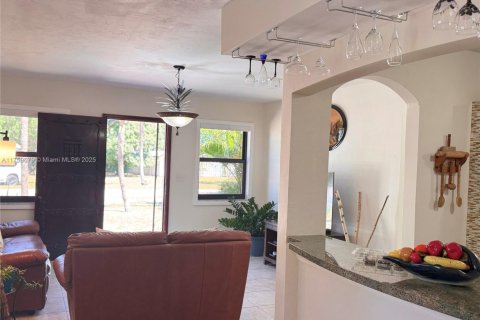 House in Opa-locka, Florida 3 bedrooms, 103.31 sq.m. № 1715573 - photo 8
