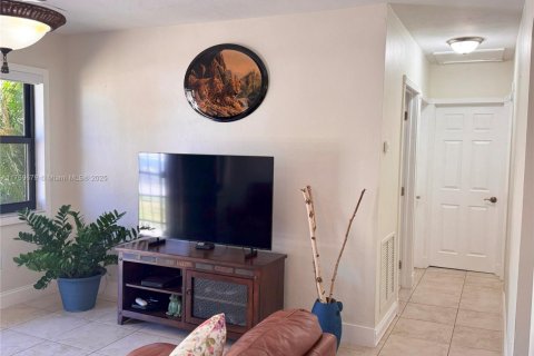 House in Opa-locka, Florida 3 bedrooms, 103.31 sq.m. № 1715573 - photo 6