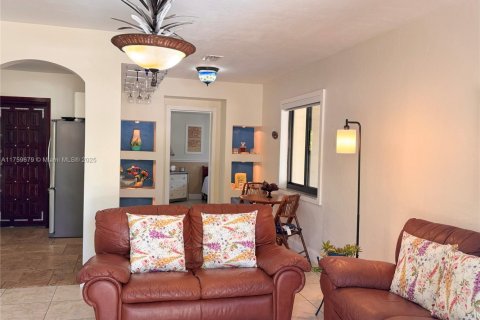 House in Opa-locka, Florida 3 bedrooms, 103.31 sq.m. № 1715573 - photo 3