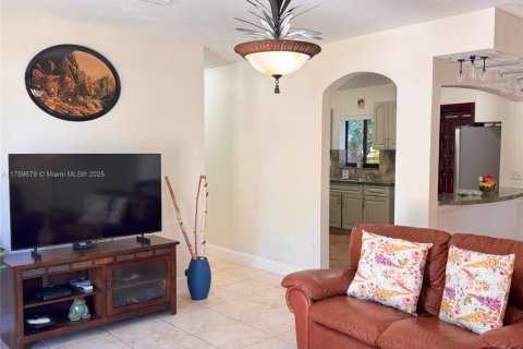 House in Opa-locka, Florida 3 bedrooms, 103.31 sq.m. № 1715573 - photo 4