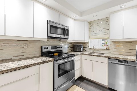 Condominio en alquiler en Pembroke Pines, Florida, 2 dormitorios, 108.7 m2 № 2058338 - foto 9