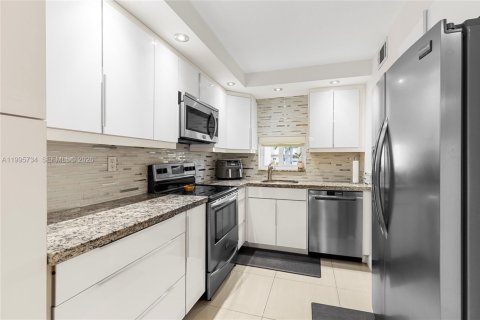 Condominio en alquiler en Pembroke Pines, Florida, 2 dormitorios, 108.7 m2 № 2058338 - foto 8