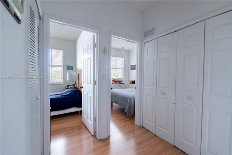 Condo in Doral, Florida, 3 bedrooms № 1959376 - photo 7