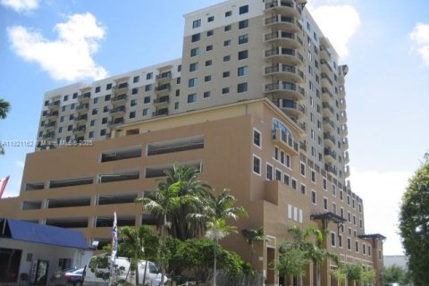 Condominio en alquiler en Miami, Florida, 2 dormitorios, 88.07 m2 № 1975438 - foto 19