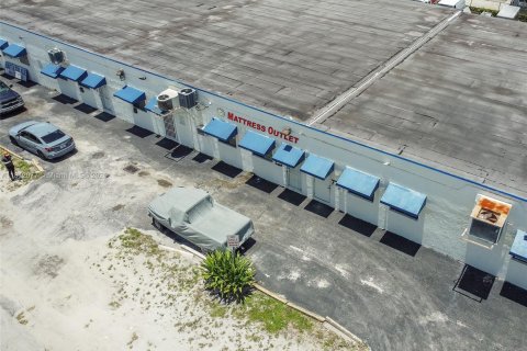 Propiedad comercial en venta en Miami, Florida № 1756122 - foto 3