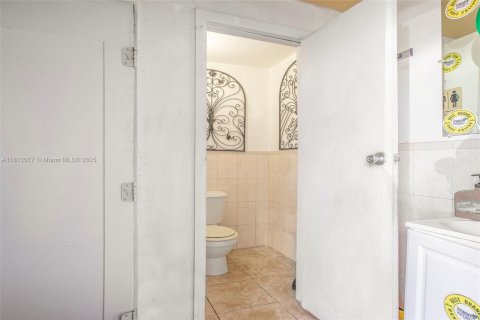 Propiedad comercial en venta en Miami, Florida № 1756122 - foto 14