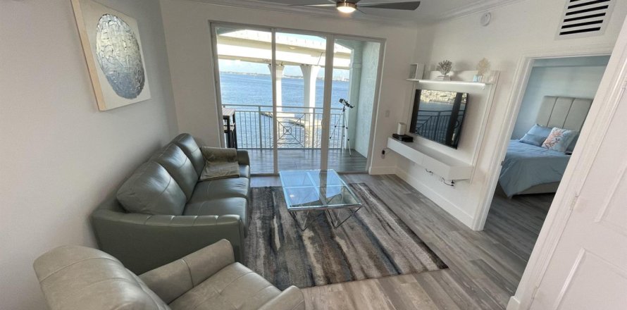 Condo in Stuart, Florida, 2 bedrooms  № 2401231