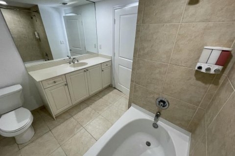 Condo in Stuart, Florida, 2 bedrooms  № 2401231 - photo 22
