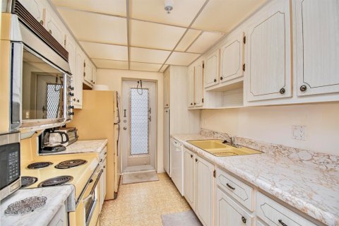 Condo in Highland Beach, Florida, 2 bedrooms  № 2190830 - photo 13