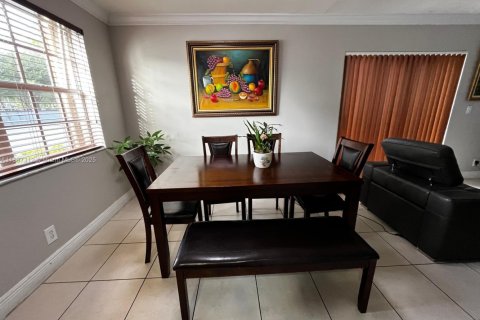 Купить кондоминиум в Пемброк-Пайнс, Флорида 2 спальни, 87.79м2, № 1940899 - фото 15