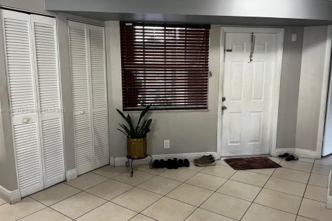 Купить кондоминиум в Пемброк-Пайнс, Флорида 2 спальни, 87.79м2, № 1940899 - фото 4