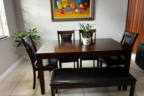 Купить кондоминиум в Пемброк-Пайнс, Флорида 2 спальни, 87.79м2, № 1940899 - фото 13