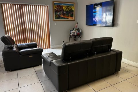 Купить кондоминиум в Пемброк-Пайнс, Флорида 2 спальни, 87.79м2, № 1940899 - фото 10