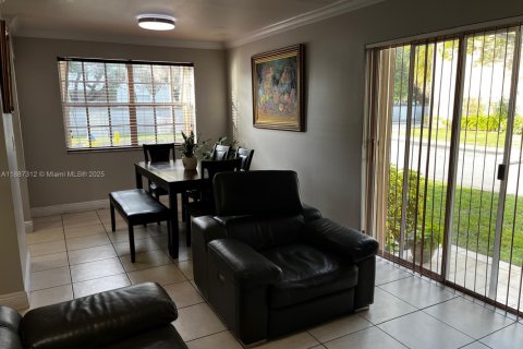 Купить кондоминиум в Пемброк-Пайнс, Флорида 2 спальни, 87.79м2, № 1940899 - фото 11