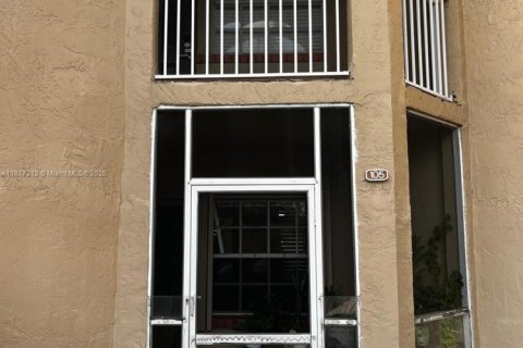 Купить кондоминиум в Пемброк-Пайнс, Флорида 2 спальни, 87.79м2, № 1940899 - фото 3