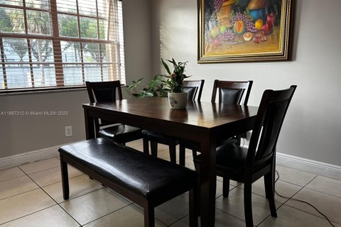 Купить кондоминиум в Пемброк-Пайнс, Флорида 2 спальни, 87.79м2, № 1940899 - фото 14